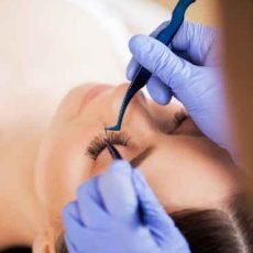 a-woman-is-doing-eyelash-extensions-in-a-beauty-st-2025-02-12-13-49-20-utc