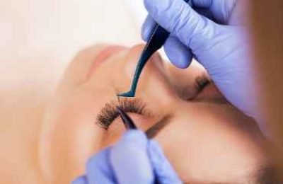 a-woman-is-doing-eyelash-extensions-in-a-beauty-st-2025-02-12-13-49-20-utc