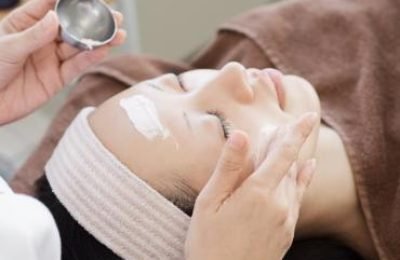 japanese-women-receiving-facial-care-2025-03-16-20-31-37-utc