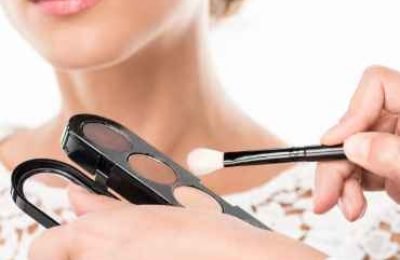 selective-focus-of-makeup-artist-holding-makeup-pa-2024-11-17-05-47-13-utc